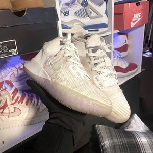 Nike Kyrie Flytrap 4 White/ Purple Punch Size 6.5👟👚